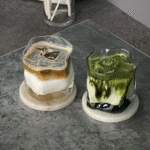 Iced matcha og kaffe latte