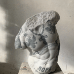 byste med tatoveringer